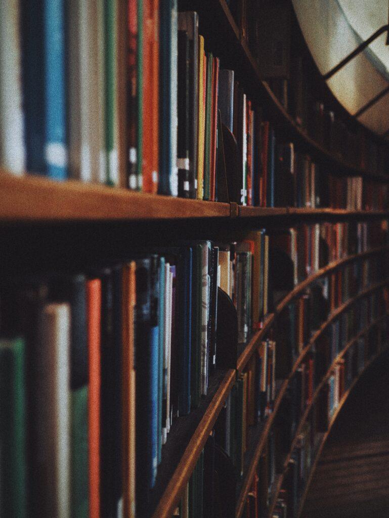 Librería en una biblioteca, vista de lado.