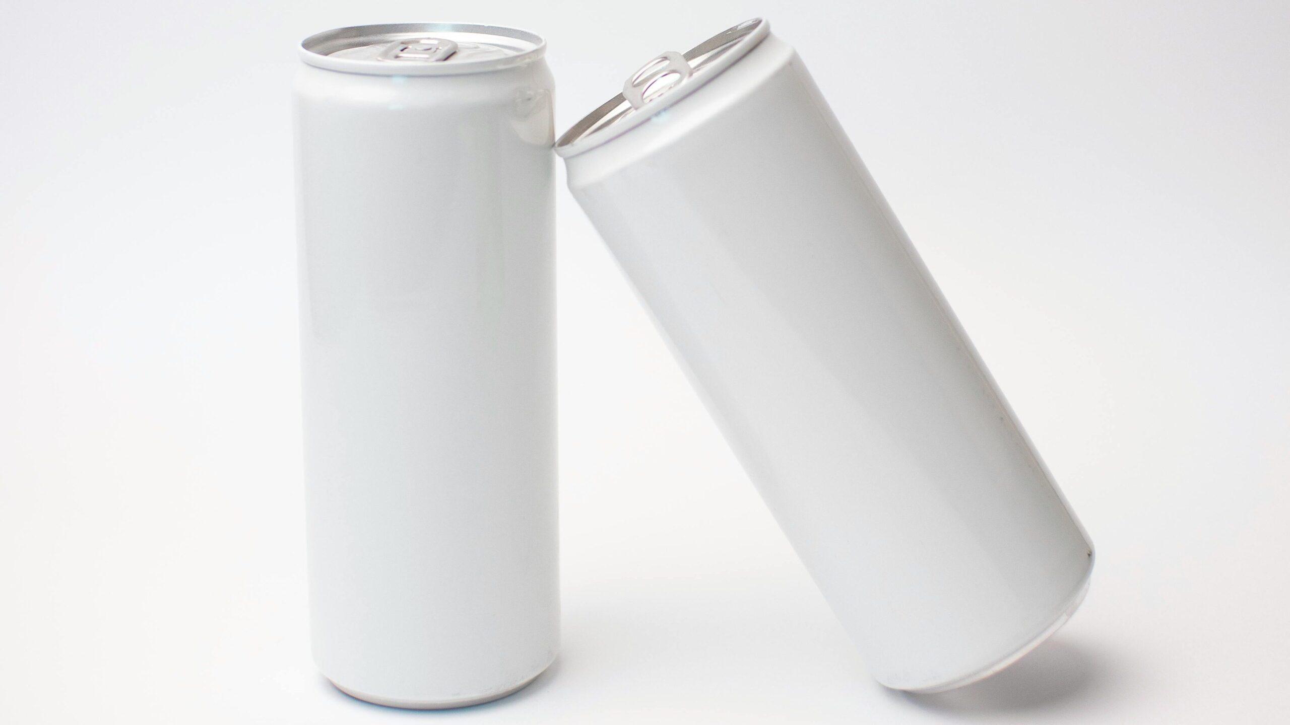 Dos latas blancas, una apoyada sobre la otra